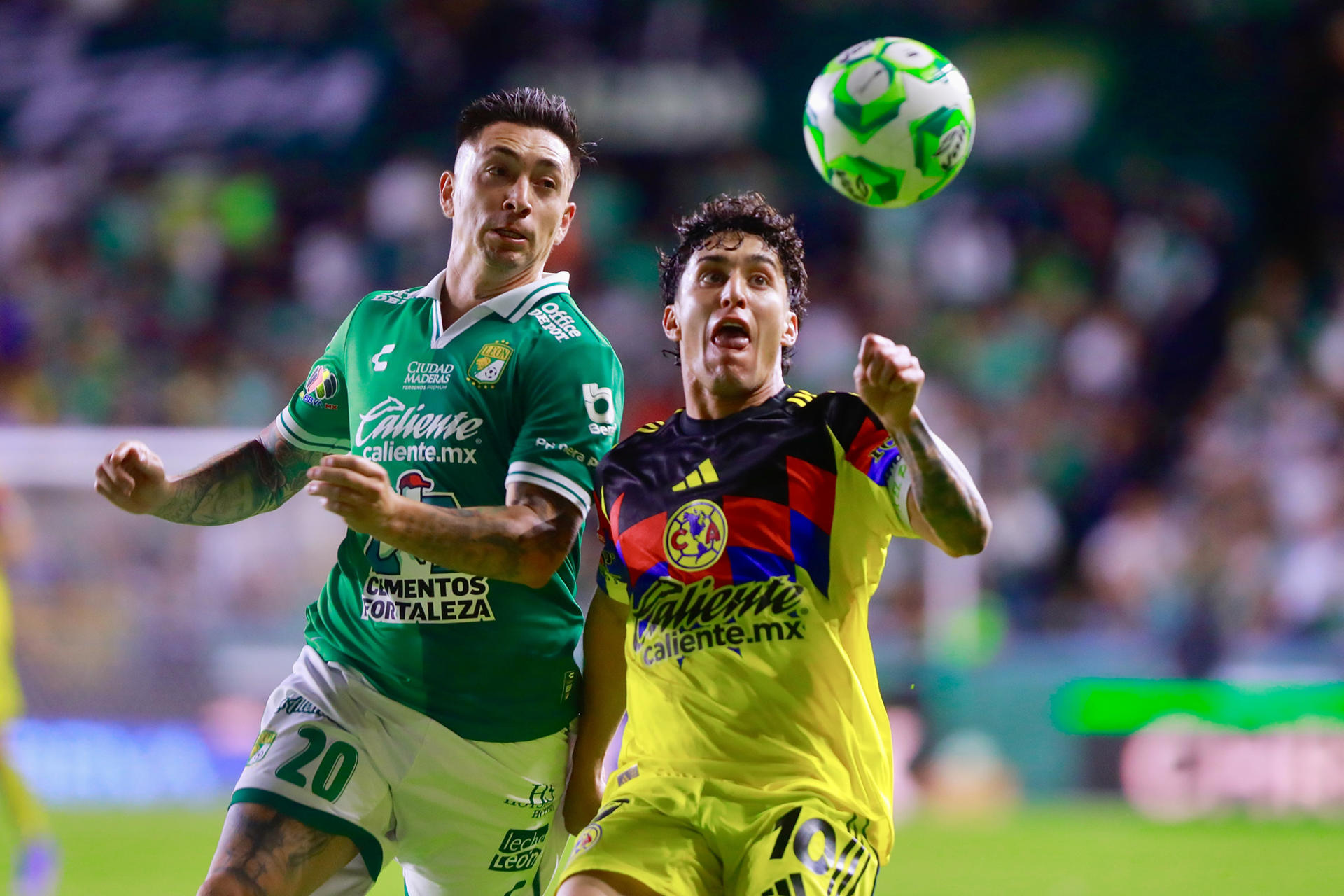 Rodrigo Echeverría (i) de León disputa un balón con Alejandro Zendejas de América este martes, en un partido de la Liga MX entre León y América en el estadio León en León (México). EFE/Luis Ramírez
