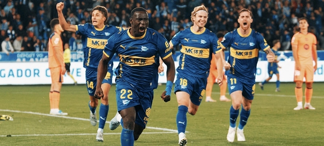 Argentino Tenaglia lidera la zaga del Alavés, que derrota al campeón Barcelona y casi asegura la permanencia