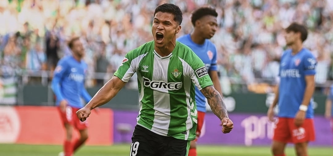 Con gol del colombiano Cucho Hernández, el Betis derrota al Elche y jugará Champions 21 años después