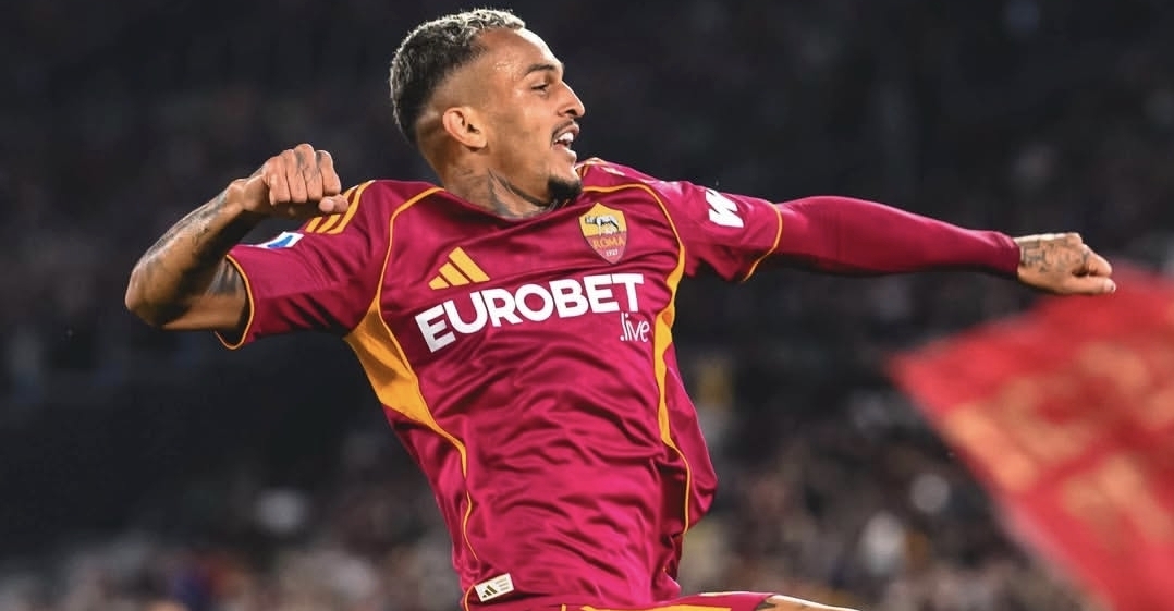 Con gol de brasileño Wesley, Roma goleó a Fiorentina y no renuncia a podio de Serie A