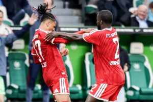 El jugador alemán del Bayern Múnich Michael Olise (I) celebra con su compañero Dayot Upamecano el 0-1 durante el partido de la Bundesliga que han jugado VfL Wolfsburg y Bayern Munich en Wolfsburgo , Alemania. EFE/EPA/FILIP SINGER