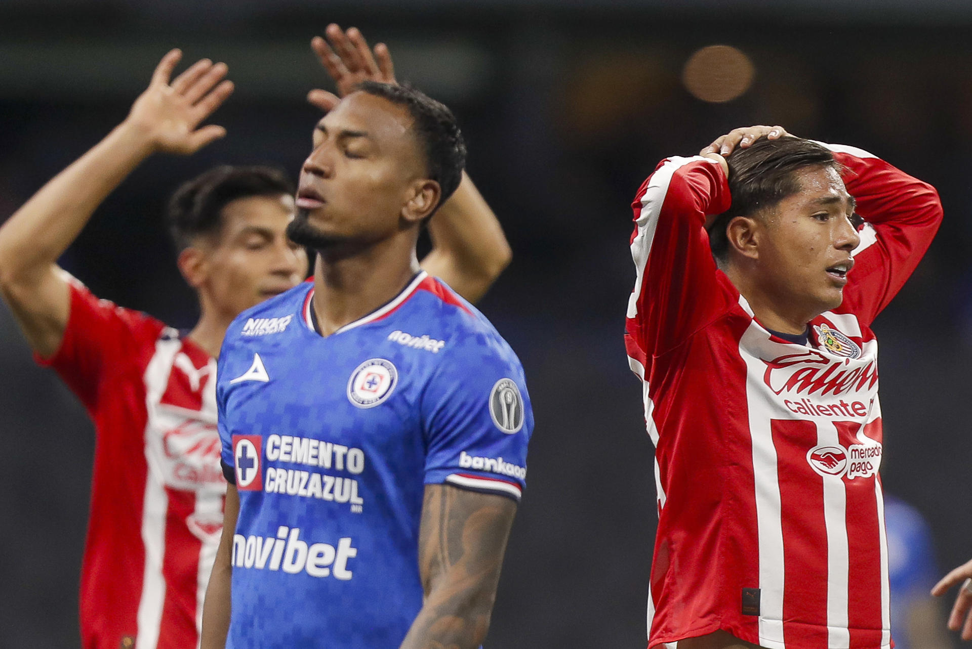 Willer Ditta (i) de Cruz Azul y Gilberto Sepulveda de Guadalajara reaccionan este miércoles, en un partido por las semifinales de la Liga MX entre Cruz Azul y Guadalajara en el estadio Banorte, en Ciudad de México (México). EFE/ Isaac Esquivel
