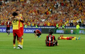 Los jugadores del Lens celebran el triunfo, entre la desolación de los futbolistas del Niza. EFE/EPA/MOHAMMED BADRA