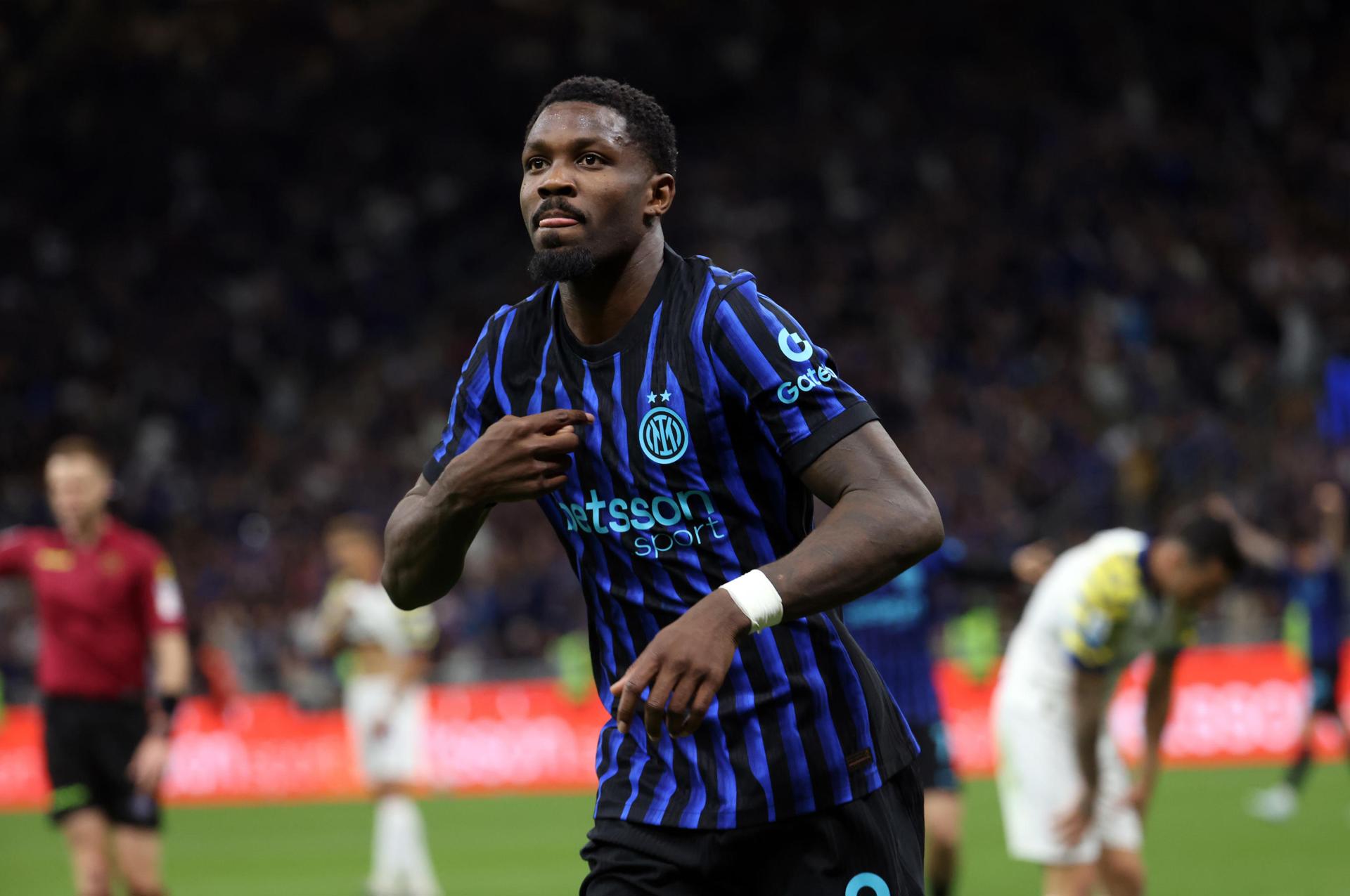 El jugador del Inter Milan Marcus Thuram celebra el 1-0 durante el partido de la Serie A que han jugado Inter Milan y Parma Calcio en Milan, Italia. EFE/EPA/MATTEO BAZZI
