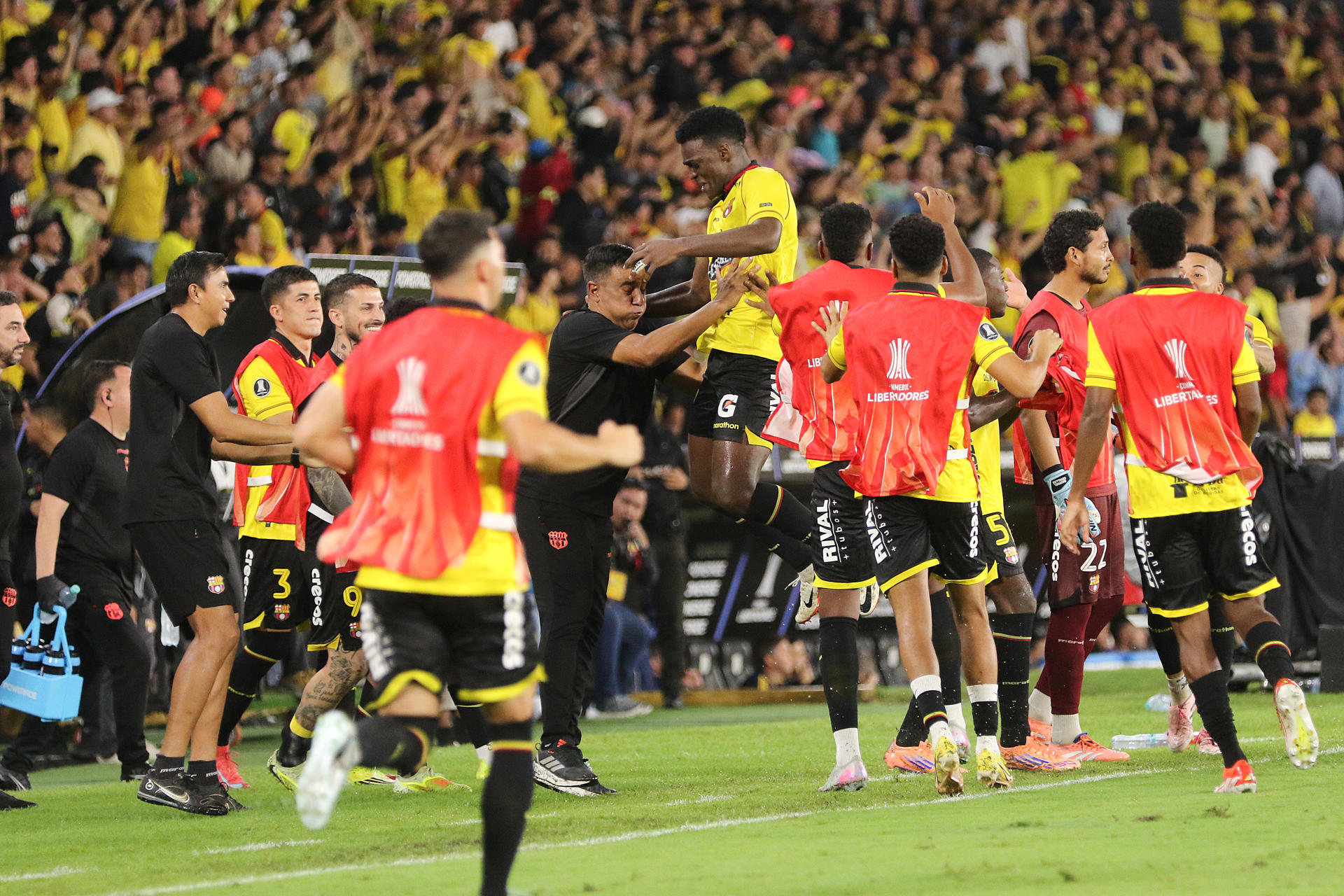 Jugadores de Barcelona celebran este martes el triunfo por 1-0 sobre Boca Juniors en el partido de la cuarta jornada de la Copa Libertadores jugado en el estadio Monumental Banco Pichincha de Guayaquil. EFE/ Jonathan Miranda
