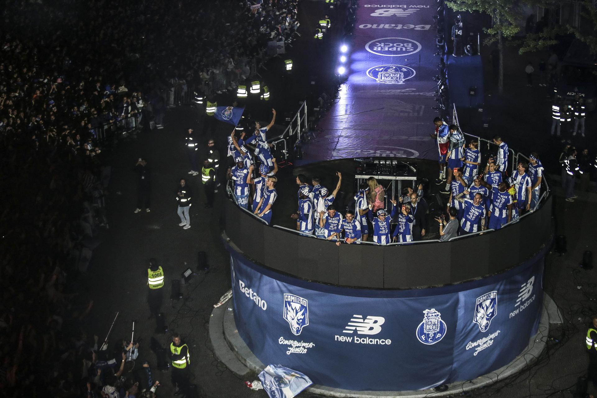 Los jugadores del FC Porto celebran con sus seguidores la consecución del título la Liga Portugal en Oporto, obtenido este sábado tras ganar 1-0 al Alverca. Es la trigésima primera vez que logran ganar este título. EFE/EPA/FERNANDO VELUDO 