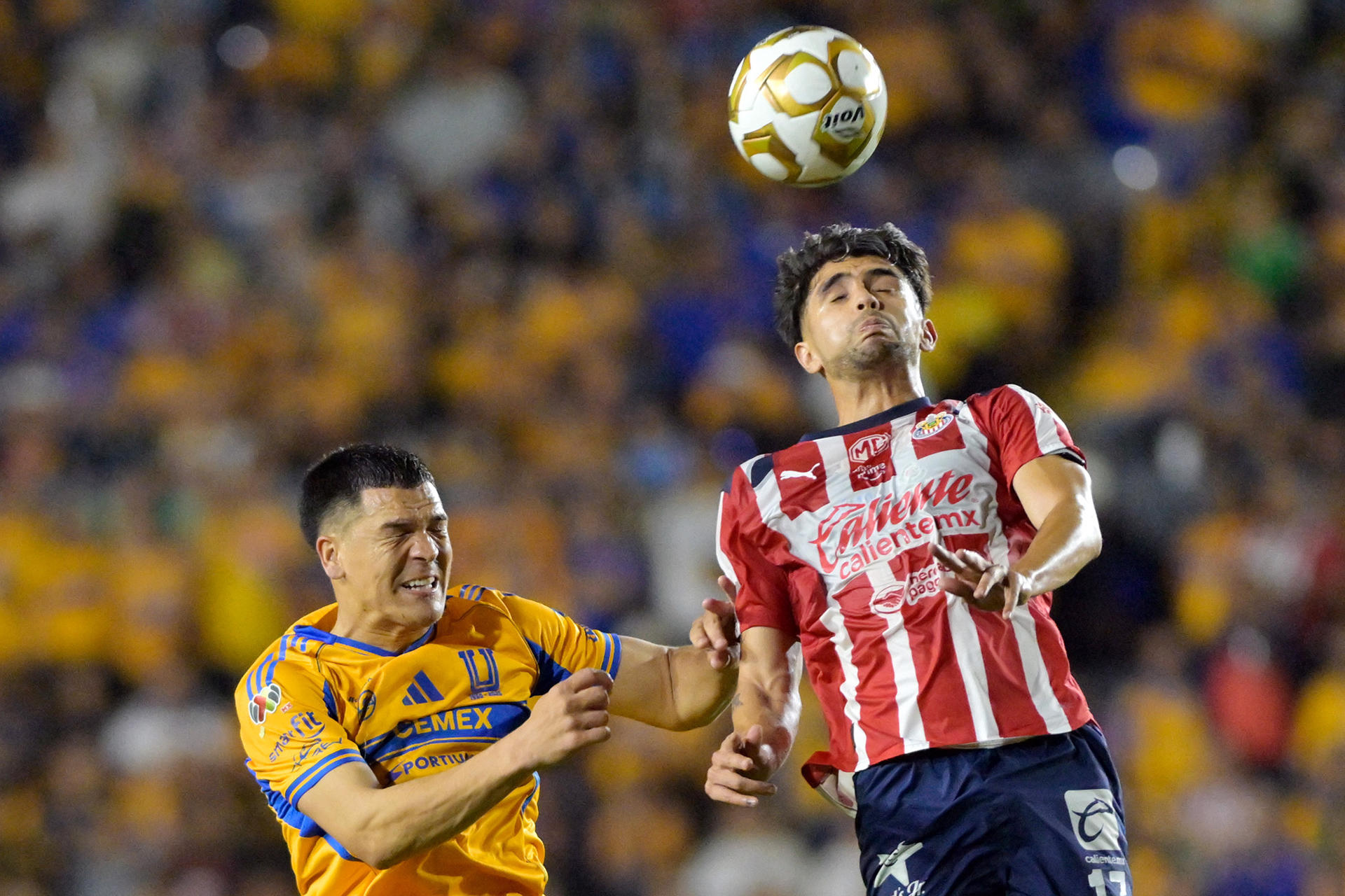 El extremo de Tigres Cesar Araujo (i) disputa el balón con el delantero de Guadalajara Ricardo Marín durante el partido de ida de los cuartos de final del torneo Clausura mexicano jugado este sábado en el estadio Universitario en San Nicolás de Los Garza. EFE/Miguel Sierra 