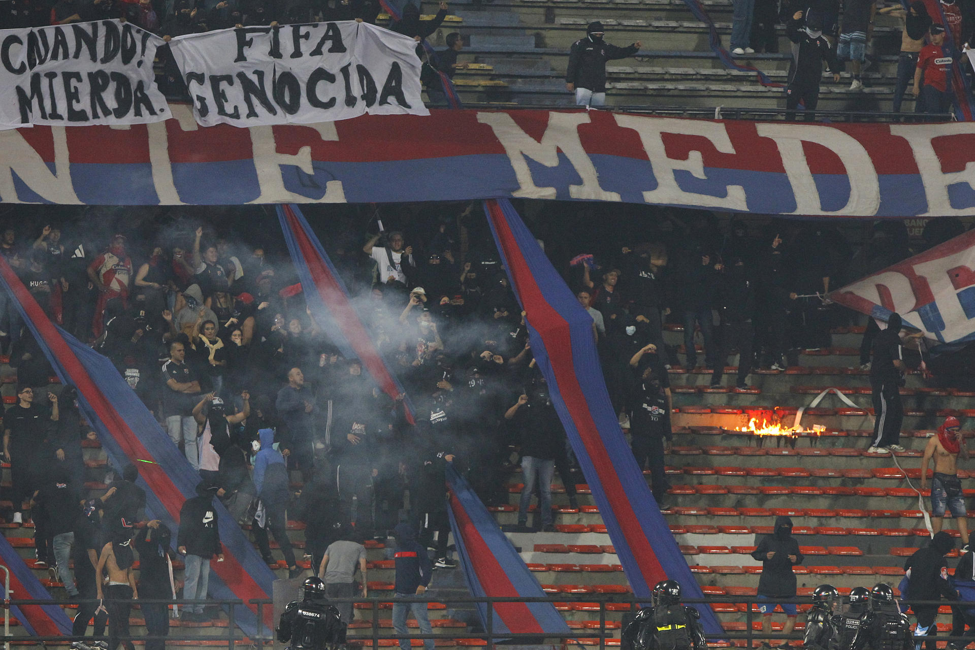 Fanáticos de Independiente Medellín provocaron este jueves graves desórdenes en una de las tribunas del estadio Atanasio Girardot y pusieron en riesgo la seguridad de asistentes y jugadores antes del comienzo del partido de la cuarta jornada de la fase de grupos de la Copa libertadores contra Flamengo que, minutos después, fue cancelado por la Conmebol. EFE/ STR
