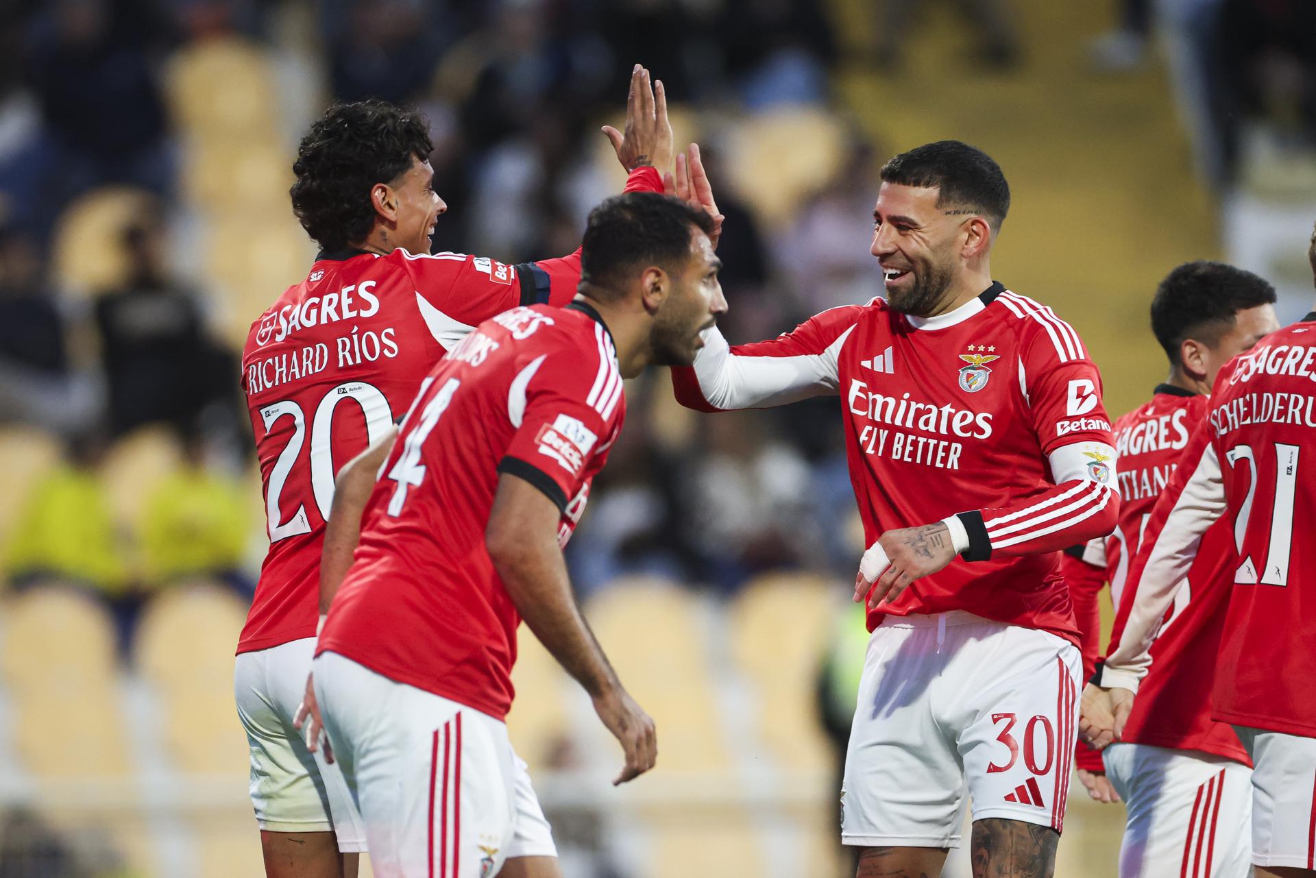 Richard Ríos (izquierda), del Benfica, celebra el gol del 0-1 junto a su compañero Nicolás Otamendi durante el partido de fútbol de la Primera División contra el Estoril. EFE/EPA/JOSE SENA GOULAO
