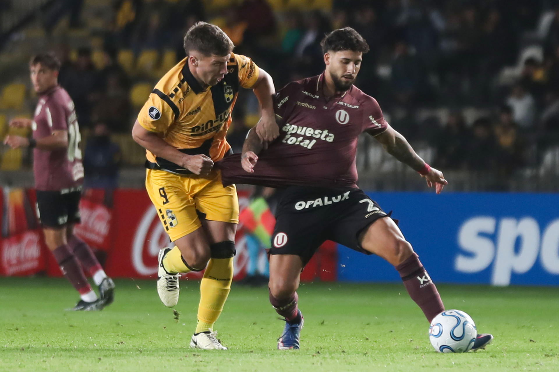 Nicolás Johansen (i), de Coquimbo, disputa el balón con Caín Fara, de Universitario, en el estadio Francisco Sánchez Rumoroso en Coquimbo (Chile). EFE/Hernán Contreras
