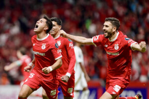 Everaldo López (i) y Joao Dias (d) del Toluca celebran un gol este miércoles, durante un partido de la semifinal de la Copa de Campeones Concacaf en el estadio Nemesio Diez en Toluca (México). EFE/Felipe Gutiérrez