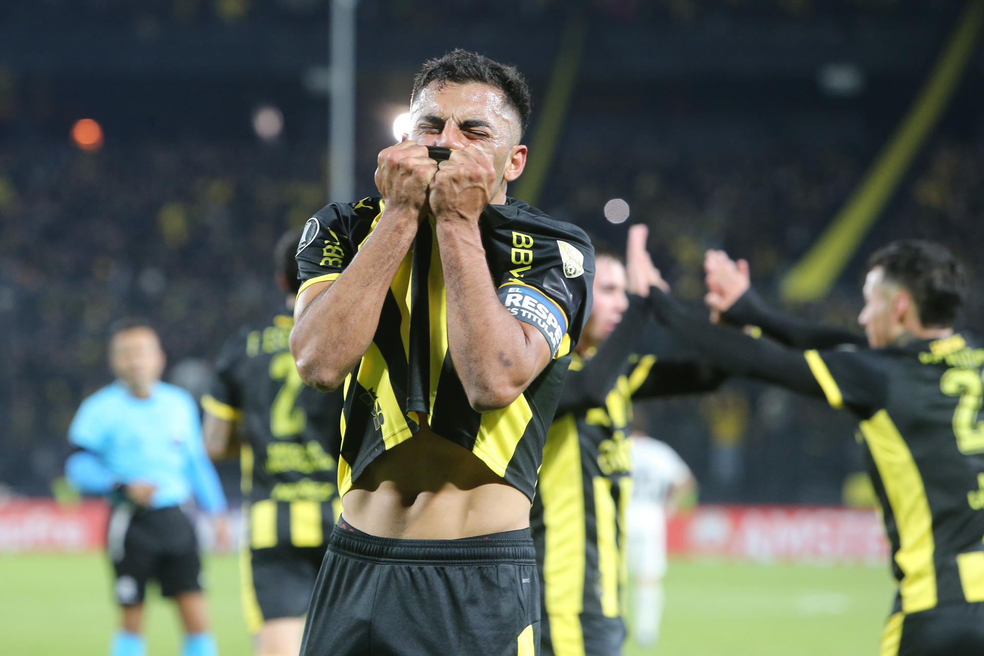 Maximiliano Olivera, de Peñarol, celebra un gol este jueves en un partido de la Copa Libertadores ante Corinthians en el estadio Campeón del Siglo, en Montevideo. EFE/ Gastón Britos