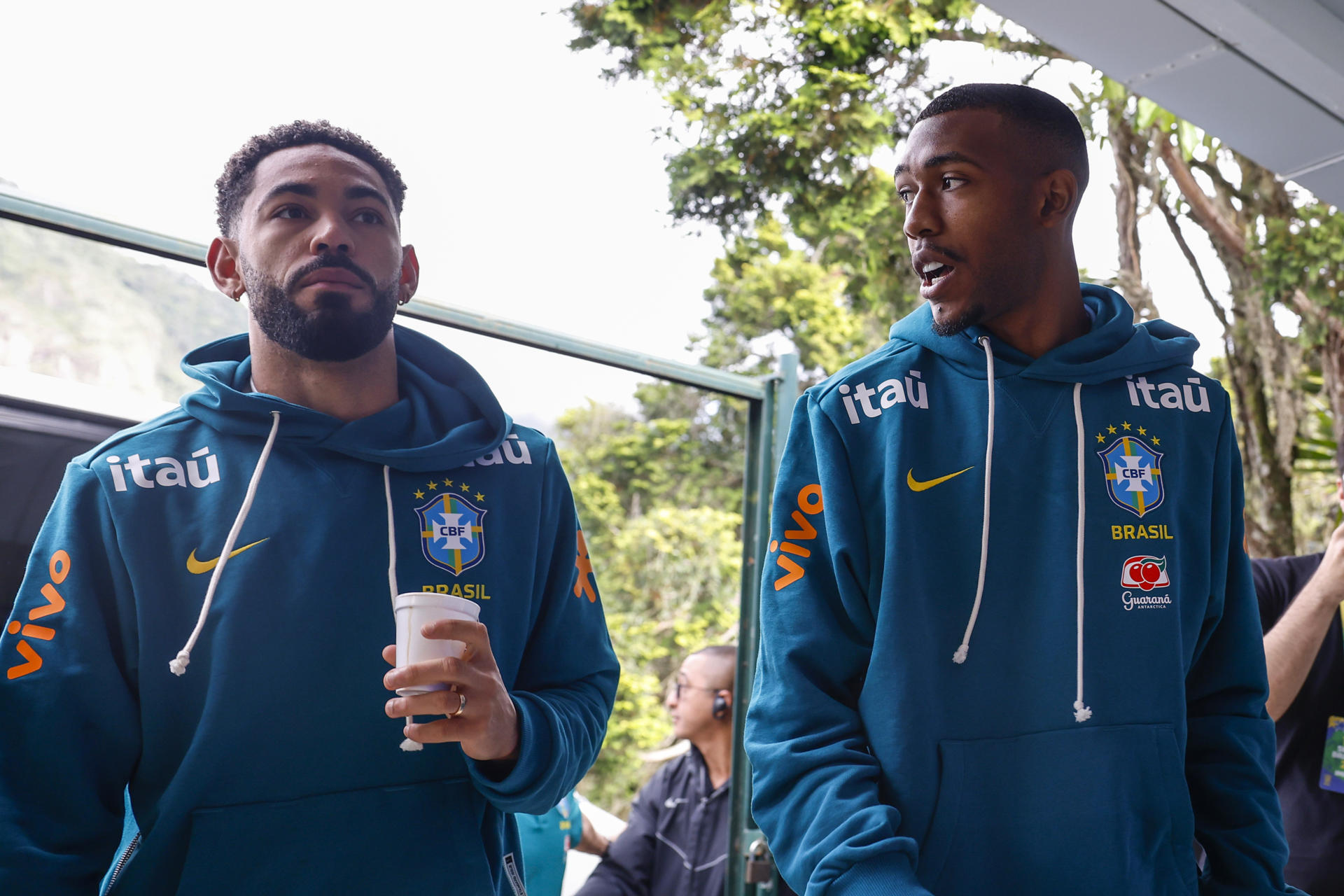 Los jugadores de la selección de Brasil Matheus Cunha (i) y Rayan reaccionan a su llegada a una rueda de prensa en el centro de entrenamiento de Granja Comary, en Teresópolis (Brasil). EFE/Antonio Lacerda 