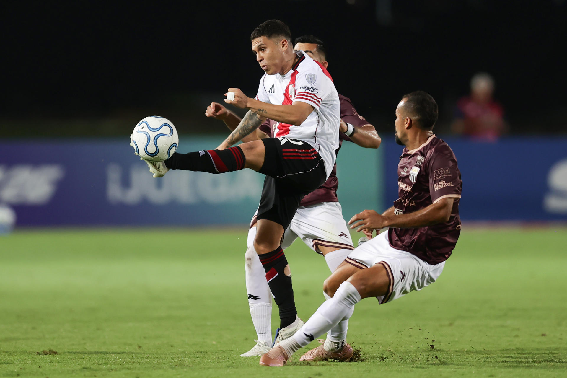Juan Fernando Quintero (c), de River, domina el balón en una acción del partido de Copa Sudamericana ante Carabobo en el Polideportivo Misael Delgado en Valencia (Venezuela). EFE/Ronald Peña R

