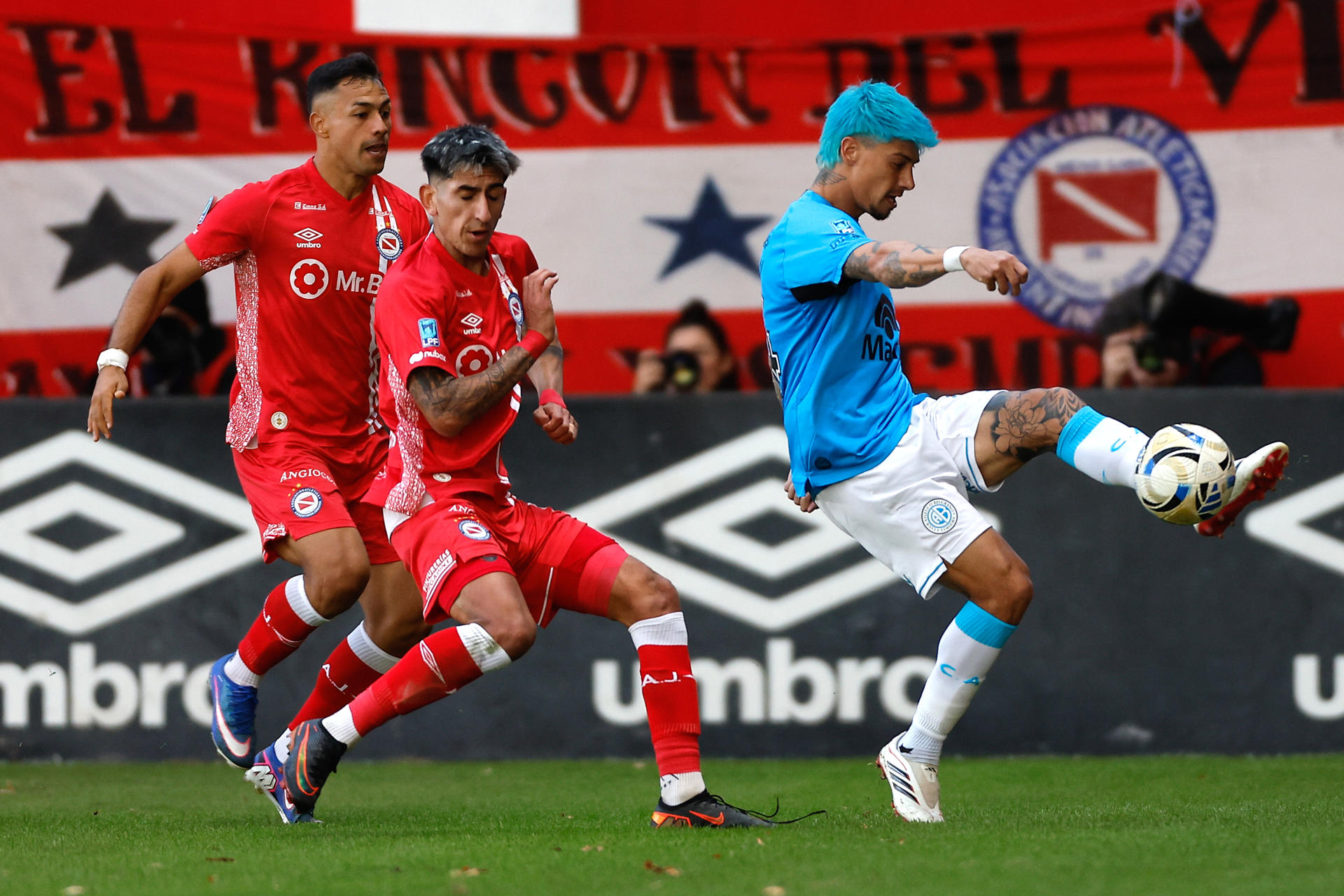 Alan Lescano (i), de Argentinos Juniors, disputa el balón con Emiliano Rigoni, de Belgrano de Córdoba, este domingo en un partido de semifinales del torneo Apertura en el estadio Diego Armando Maradona, en Buenos Aires. EFE/ Juan Ignacio Roncoroni
