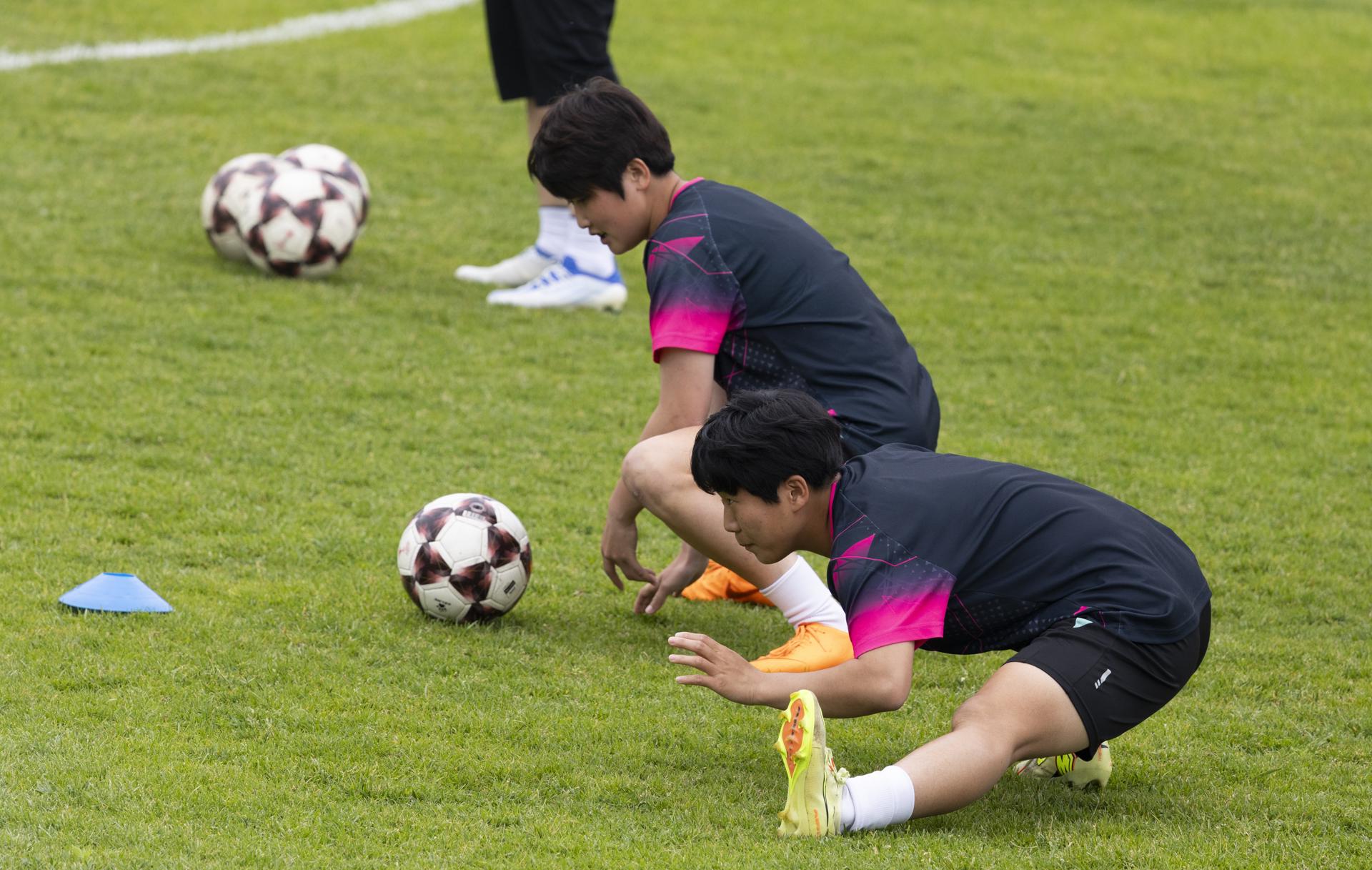 Jugadoras del equipo norcoreano Naegohyang FC durante un entrenamiento en Suwon, Corea del Sur, antes del enfrentamiento contra el Suwon FC.
EFE/EPA/JEON HEON-KYUN