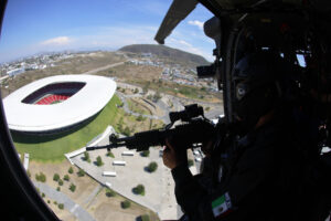 Un integrante del escuadrón Titán de la Secretaría de Seguridad de Jalisco realiza un patrullaje en helicóptero este martes, en la ciudad de Guadalajara, (México). EFE/ Francisco Guasco