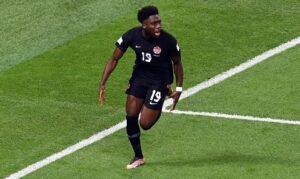 Fotografía de archivo del 27 de noviembre de 2022 en la que se observa al canadiense Alphonso Davies durante un partido de la Copa Mundial de la FIFA 2022 entre Croacia y Canadá en el Estadio Internacional Khalifa en Doha (Catar). EFE/Neil Hall