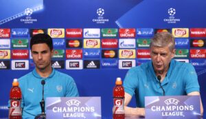 Arsene Wenger y Arteta, juntos en una rueda de prensa de la Liga de Campeones en 2025, cuando el primero entrenador y el segundo jugador del Arsenal. EFE/Antonio Bat