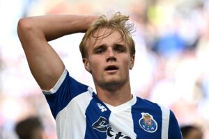 El jugador del FC Porto Victor Froholdt celebra el 1-0 durante el partido de la Liga Portuguesa que han jugado FC Porto y Santa Clara, en Oporto, Portugal.. EFE/EPA/FERNANDO VELUDO