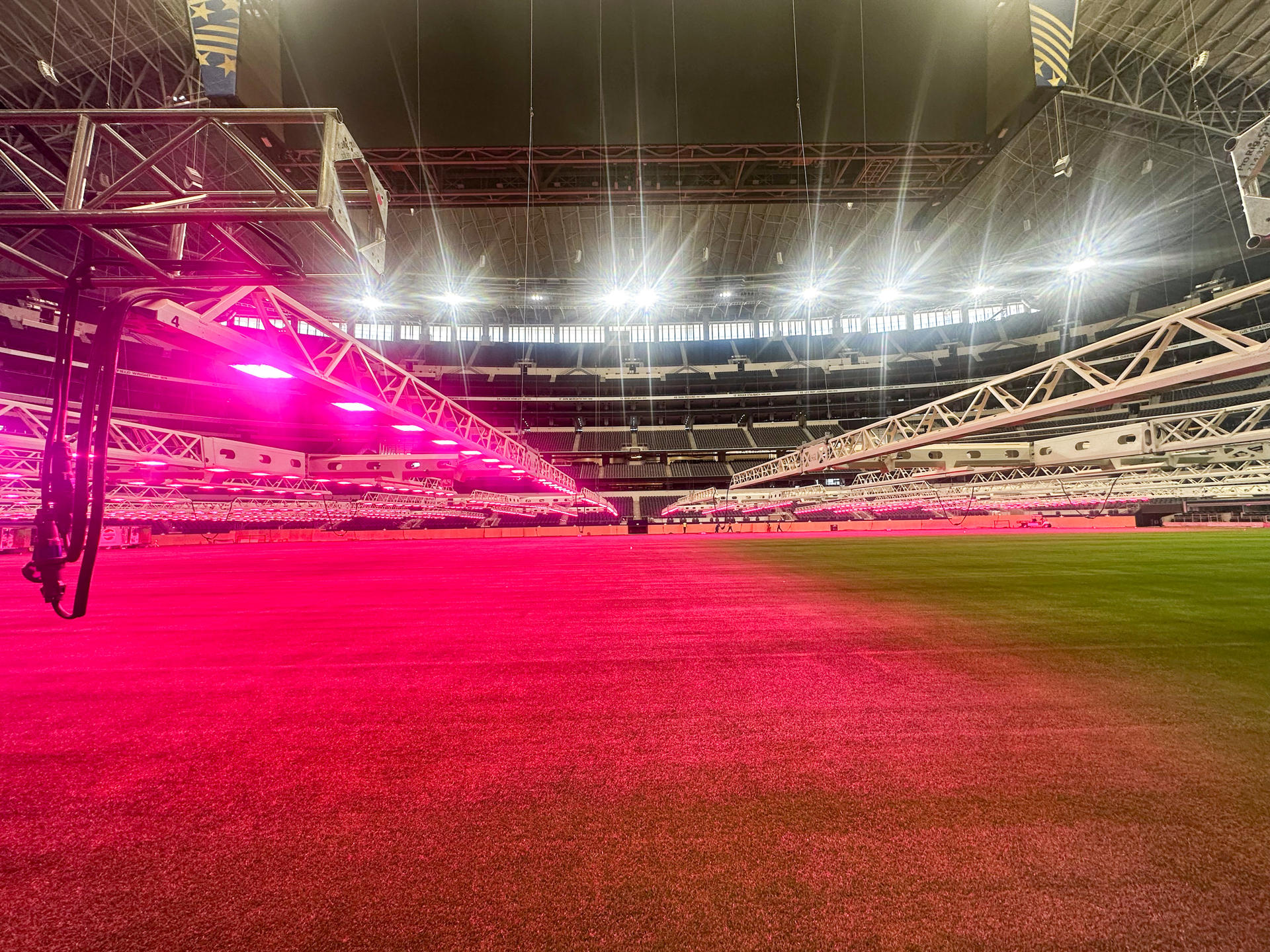 Fotografía que muestra luces de cultivo sobre la cancha del estadio AT&T, en Dallas, que recibirá nueve partidos del Mundial FIFA 2026. EFE/Carlos Ramírez
