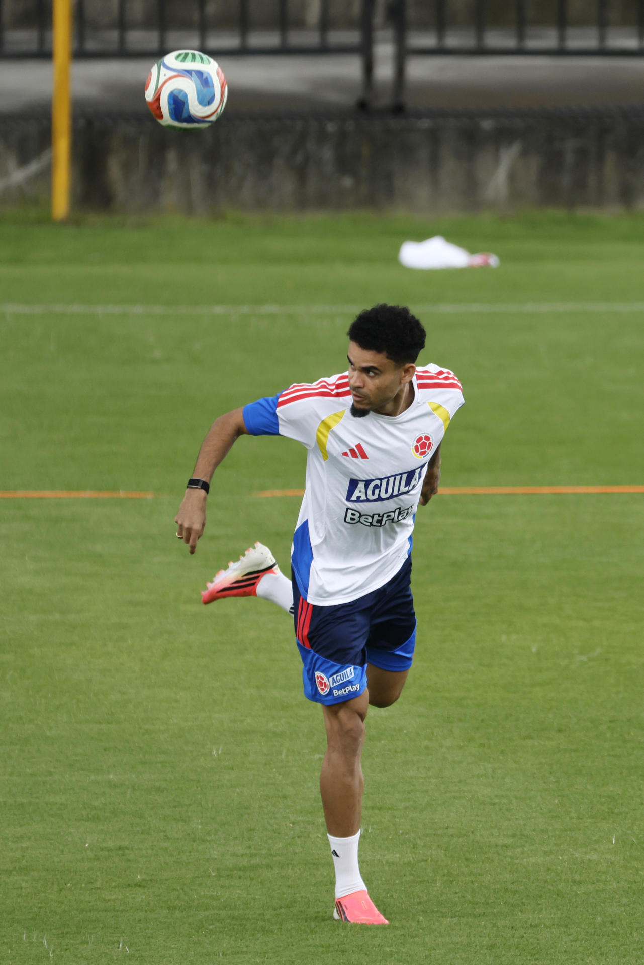 El jugador Luis Díaz participa en un entrenamiento de la selección Colombia este viernes, en el estadio Metropolitano de Techo en Bogotá (Colombia). EFE/Carlos Ortega 