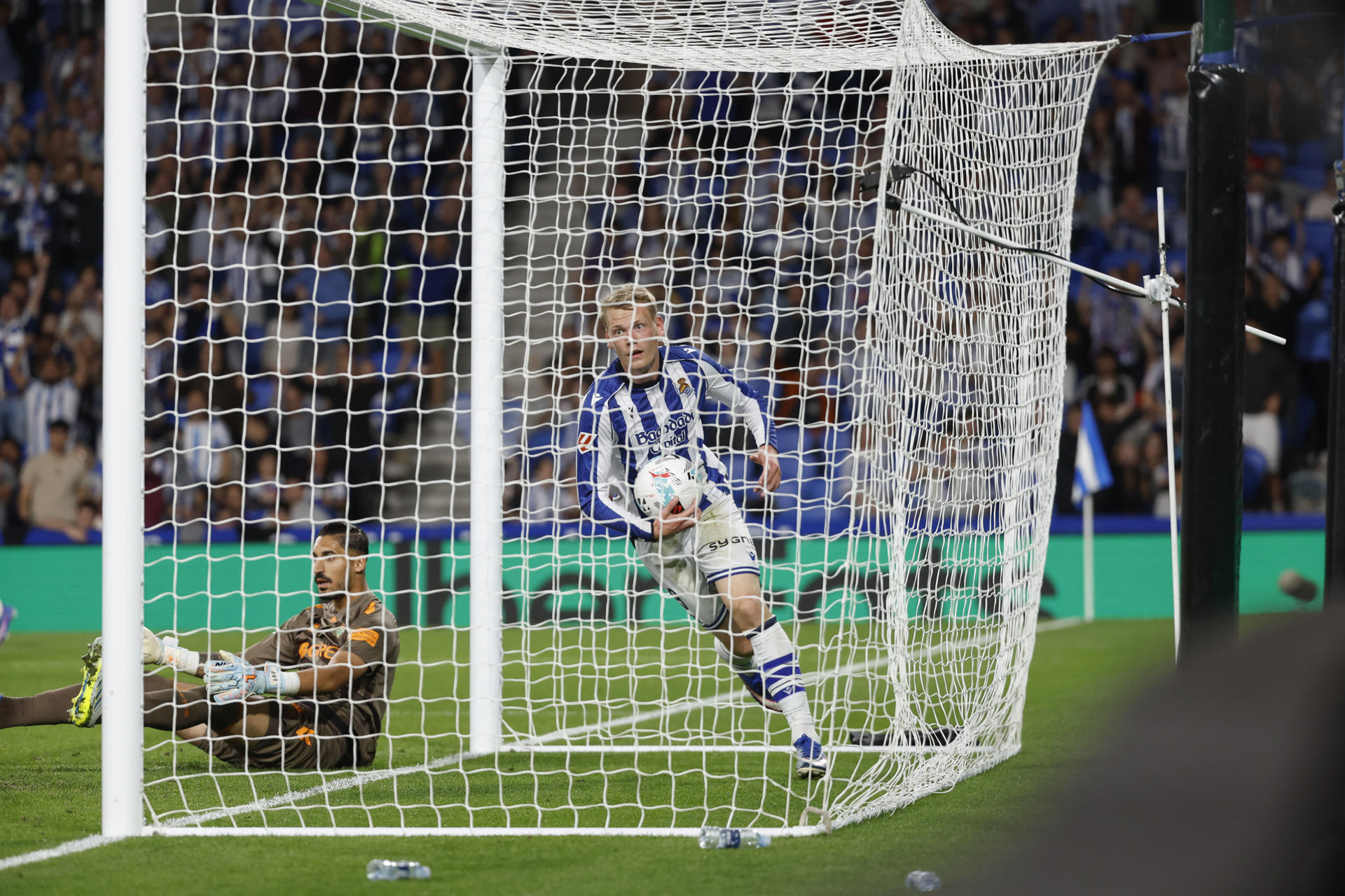 El delantero islandés de la Real Sociedad, Orri Oskarsson, tras conseguir el primer gol del equipo donostiarra durante el encuentro correspondiente a la jornada 35 de Laliga EA Sports que disputaron Real Sociedad y Betis en el estadio de Anoeta, en San Sebastián. EFE / Juan Herrero. 