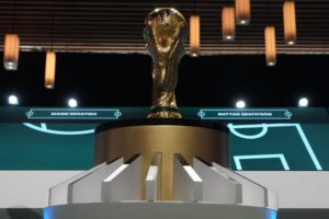 Trofeo del mundial de fútbol 2026 en Vancouver, el pasado día 20 de abril. EFE/EPA/BOB FRID
