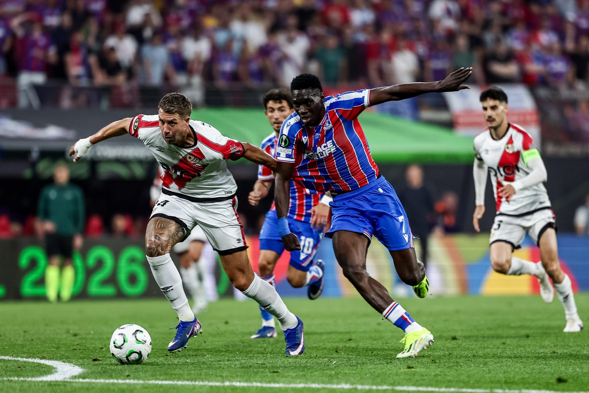 El defensa del Rayo Florian Lejeune y el Ismaila Sarr, del Crystal Palace, (d) durante la final de la UEFA Conference League que han jugado Crystal Palace y Rayo Vallecano, en Leipzig, Alemania. EFE/EPA/FILIP SINGER 