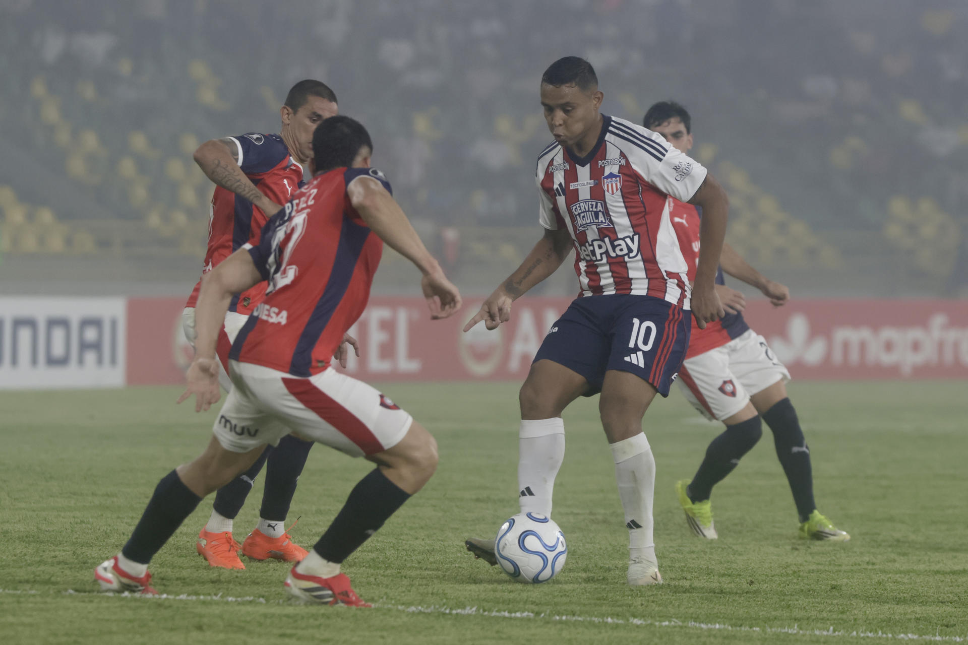 Luis Muriel (d), disputa el balón con Matías Pérez, de Cerro Porteño, durante un partido de la fase de grupos de la Copa Libertadores en el estadio Jaime Morón en Cartagena (Colombia). EFE/Ricardo Maldonado Rozo
