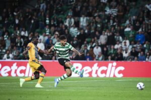 El jugador del Sporting Luis Suarez logra el 4-0 durante el partido de la Liga Portuguesa que han jugado Sporting CP y Vitoria de Guimaraes en Lisboa, Portugal. EFE/EPA/JOSE SENA GOULAO