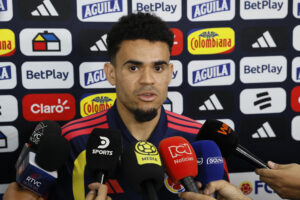 El jugador Luis Díaz habla en una rueda de prensa durante una jornada de entrenamiento de la Selección Colombia en el estadio Metropolitano de Techo en Bogotá (Colombia). EFE/Carlos Ortega