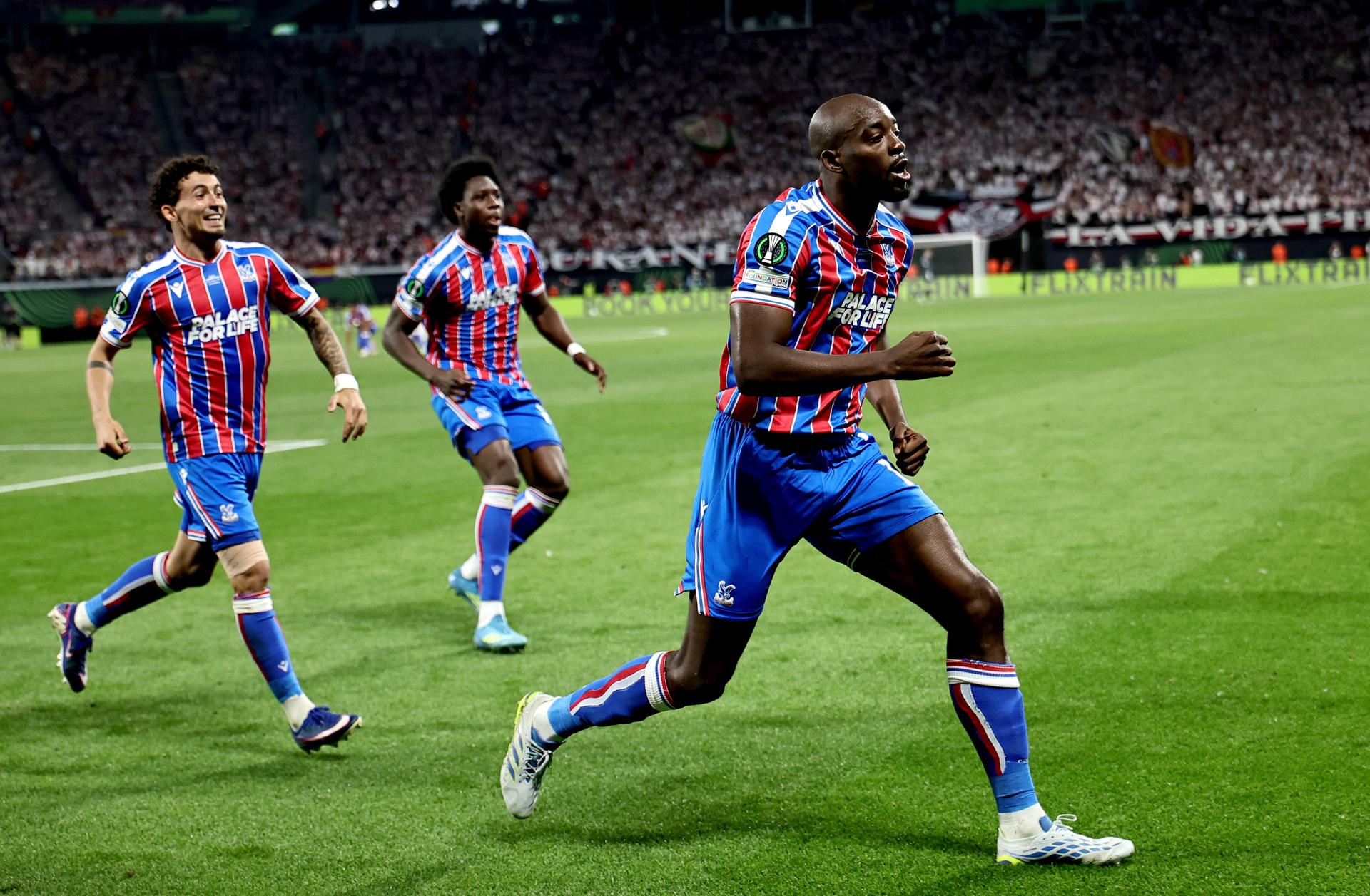 El jugador del Crystal Palace Jean-Philippe Mateta celebra el 1-0 durante la final de la UEFA Conference League que han jugado Crystal Palace y Rayo Vallecano, en Leipzig, Alemania. EFE/EPA/FILIP SINGER 