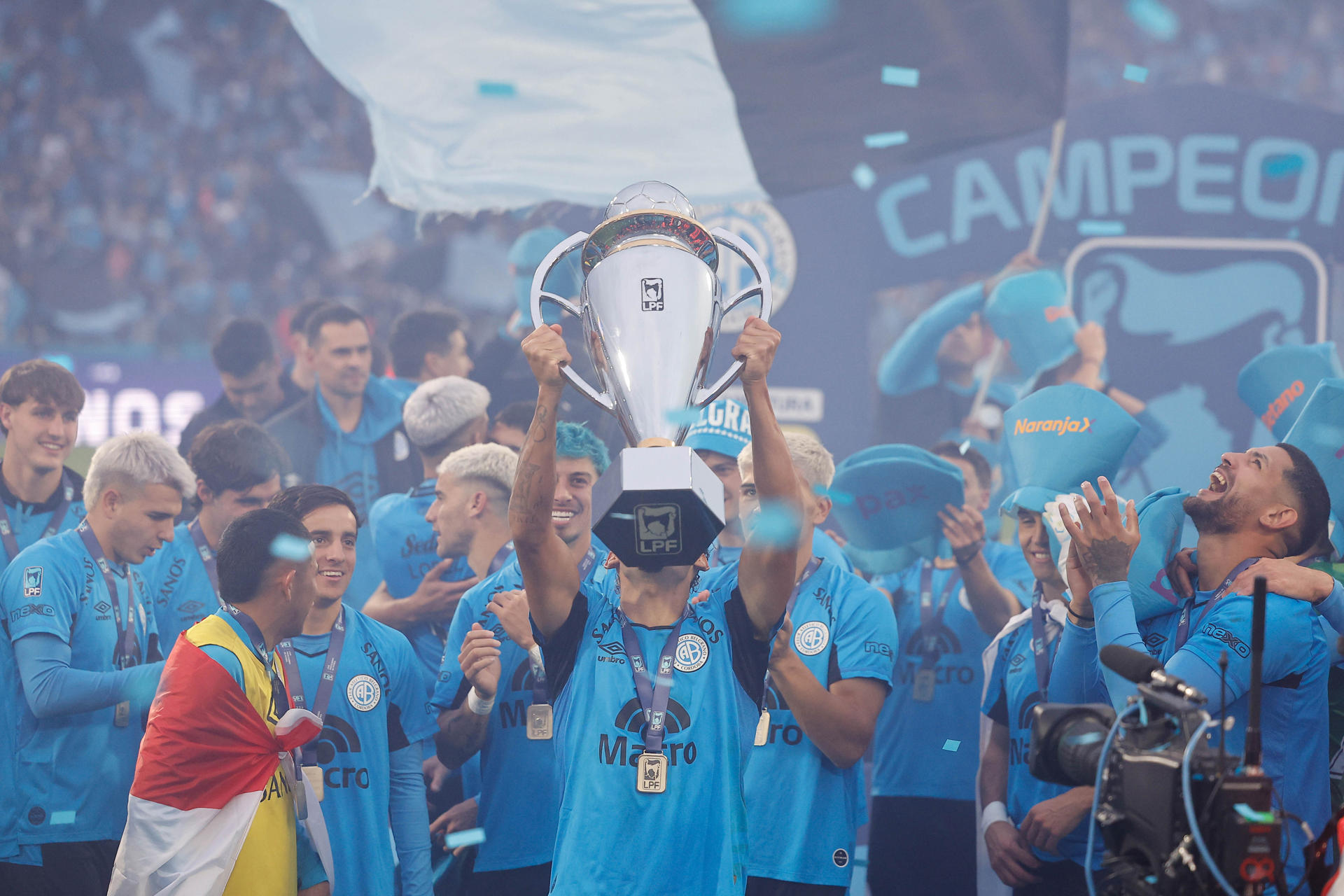 Jugadores de Belgrano celebran este domingo la conquista del primer título en la Primera División de la Liga Argentina a expensas de River Plate en partido jugado en el estadio Mario Alberto Kempes de Córdoba. EFE/ Juan Ignacio Roncoroni 