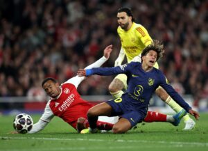El portero del Arsenal David Raya y el defensa Gabriel (I) junto a Giuliano Simeone durante el partido de la vuelta de semifinales de la UEFA Champions League que han jugado Arsenal FC y Atletico de Madrid, en Londres, Reino Unido. EFE/EPA/NEIL HALL