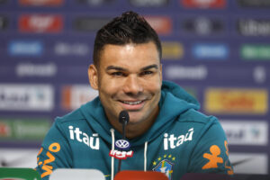 El jugador de la selección de Brasil Casemiro habla en una rueda de prensa este jueves, en el centro de entrenamiento de Granja Comar, en Teresópolis (Brasil). EFE/ Antonio Lacerda
