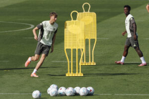 Foto de archivo de Dean Huijsen junto a Vinicius, durante un entrenamiento del Real Madrid en la Ciudad Deportiva de Valdebebas. EFE/Sergio Pérez