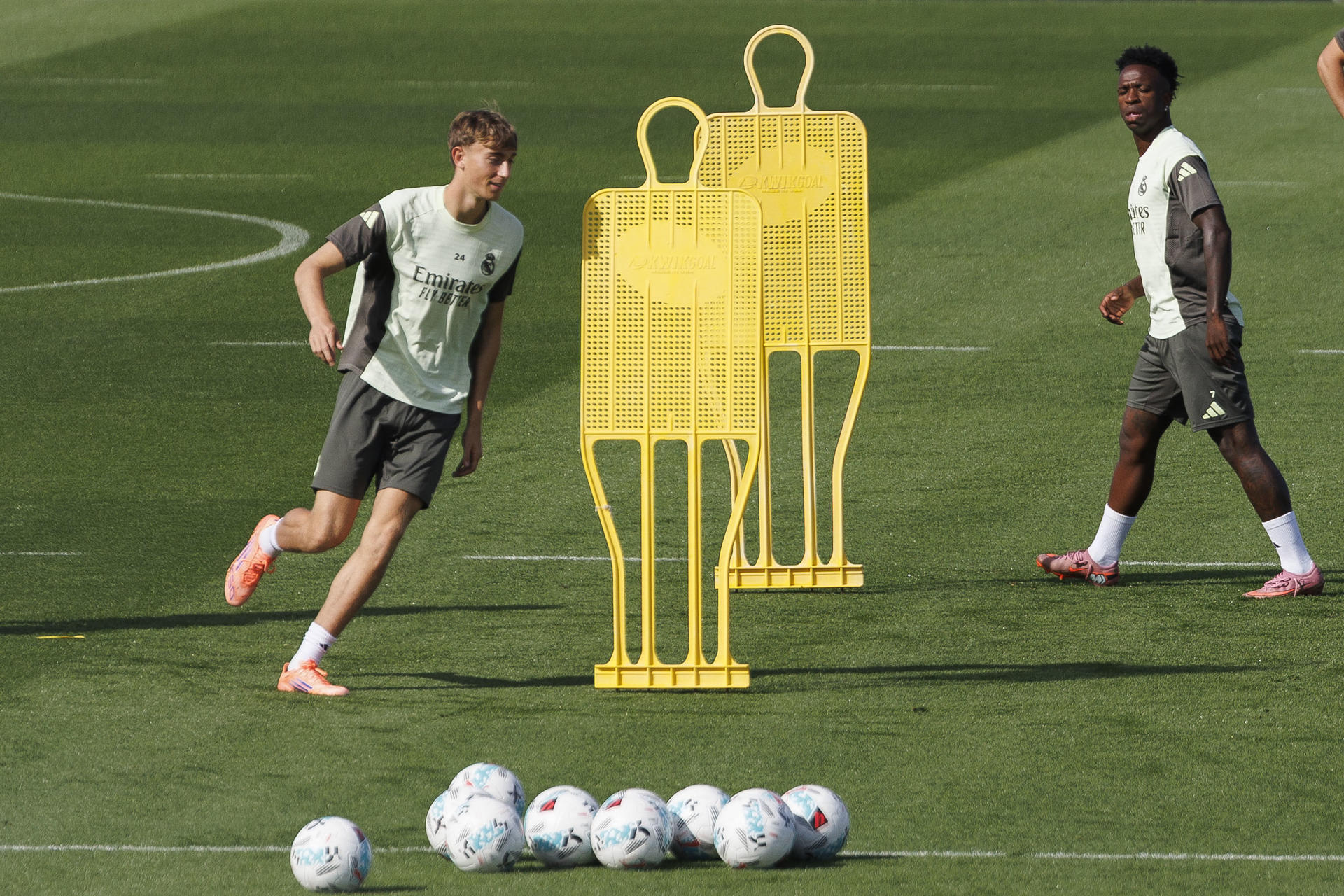 Español Huijsen vuelve con el grupo, mientras el pulso Mbappé-Arbeloa centra las miradas