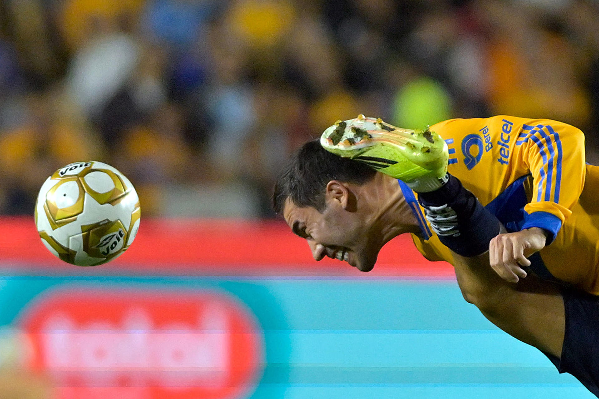 El centrocampista de Tigres Juan Vigon se esfuerza para cabecear un balón, pese a la extremidad del defensor de Guadalajara Sergio Aguayo durante el partido de ida del torneo Clausura mexicano jugado este sábado en el estadio Universitario en San Nicolás de Los Garza. EFE/Miguel Sierra 