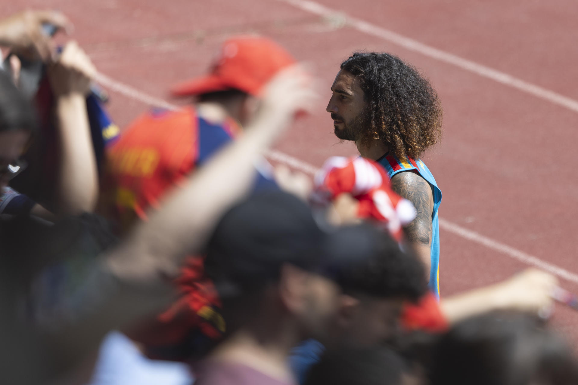 El defensa de la selección española Marc Cucurella firma autógrafos a los aficionados durante el entrenamiento en la Ciudad del Fútbol en Las Rozas, Madrid, con el objetivo puesto en los dos amistosos preparatorios para el Mundial. EFE/Sergio Pérez