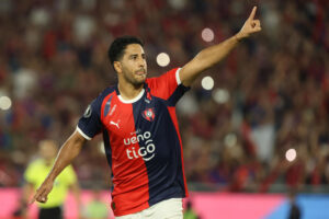 Cecilio Domínguez celebra el gol que puso este jueves la guinda a la victoria de Cerro Porteño por 2-0 sobre Sporting Cristal en partido de la última jornada de la fase de grupos de la Copa Libertadores jugado en el estadio La Nueva Olla, de Asunción. EFE/ Juan Pablo Pino
