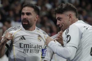El centrocampista del Real Madrid Fede Valverde (d) celebra un gol con Dani Carvajal en el estadio Santiago Bernabéu en foto de archivo de Juanjo Martín. EFE