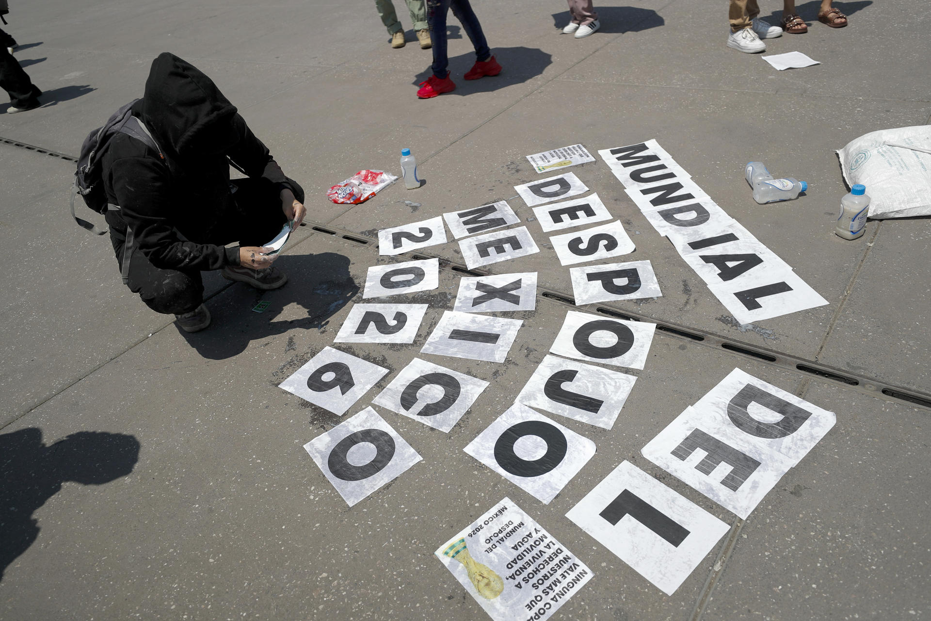 Una persona se manifiesta durante la marcha por la conmemoración del Día Internacional del Trabajo en la Ciudad de México (México). EFE/Isaac Esquivel

