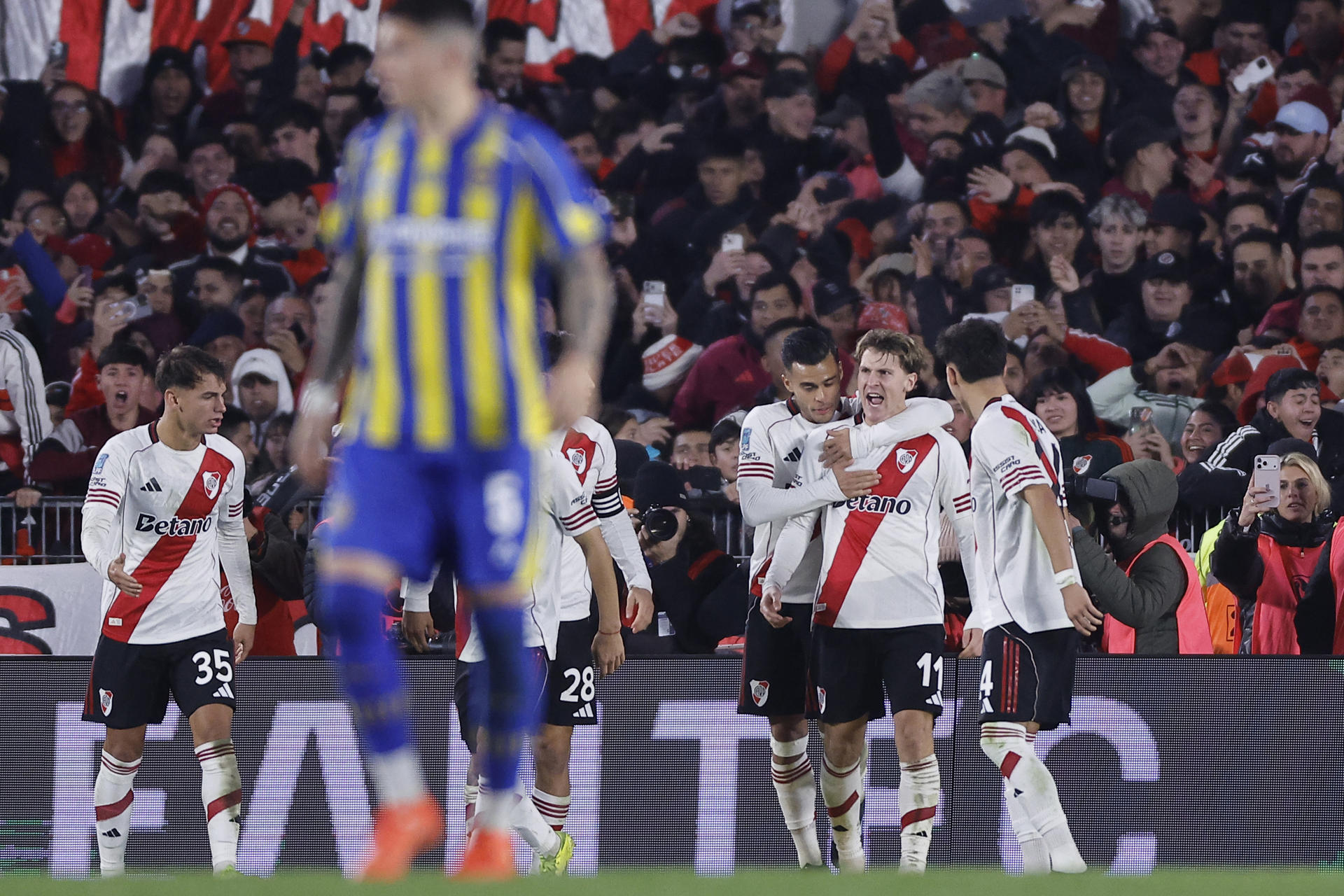 Facundo Colidio (2-d) es felicitado por sus compañeros tras anotar de penalti este sábado el gol de la victoria de River Plate por 1-0 sobre Rosario Central en el estadio Monumental. El equipo bonaerense se ha clasificado a la final del Torneo Apertura argentino. EFE/ Juan Ignacio Roncoroni
