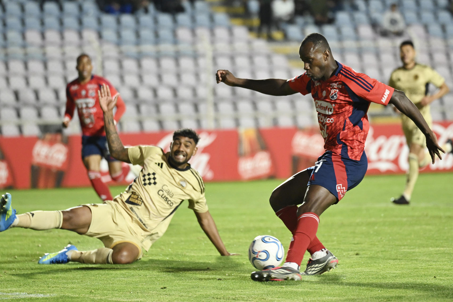 Aldair Fuentes (i), del Cusco, disputa el balón con Baldomero Perlaza, del Medellín, este miércoles en un partido de la Copa Libertadores en el estadio Inca Garcilaso de la Vega. EFE/ Paloma Del Solar
