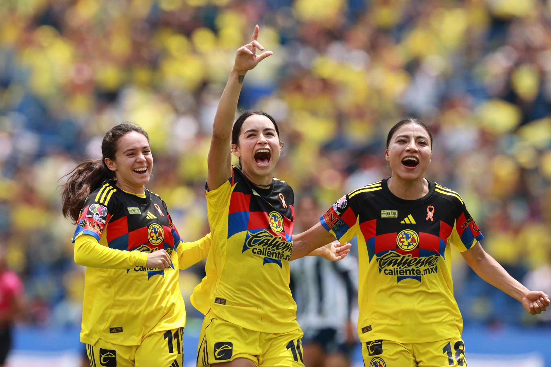 Aylin Avilez (i) Scarlett Camberos (c) y Nancy Antonio de América celebran un gol este domingo, en un partido por la final del torneo Clausura 2026 de la Liga MX Femenil entre América y Monterrey, en el estadio Ciudad de los Deportes en Ciudad de México (México). EFE/ Alex Cruz
