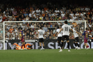 Los jugadores del Valencia celebran el tercer gol marcado por Guido ante el FC Barcelona durante el partido de la jornada 38 de LaLiga entre el Valencia y el Barcelona, este sábado en el estadio de Mestalla en Valencia.-EFE/ Biel Aliño