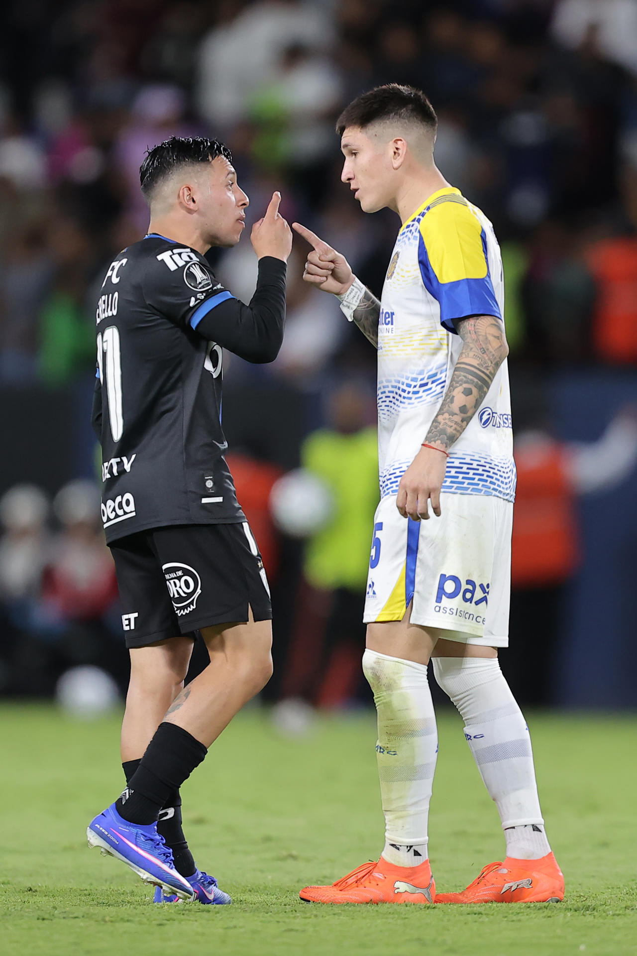 Matías Perelló (i) de Independiente del Valle y Franco Ibarra de Rosario Central discuten por una acción durante el partido de la última jornada de la fase de grupos de la Copa Libertadores jugado este miércoles en el Quito. EFE/ José Jácome