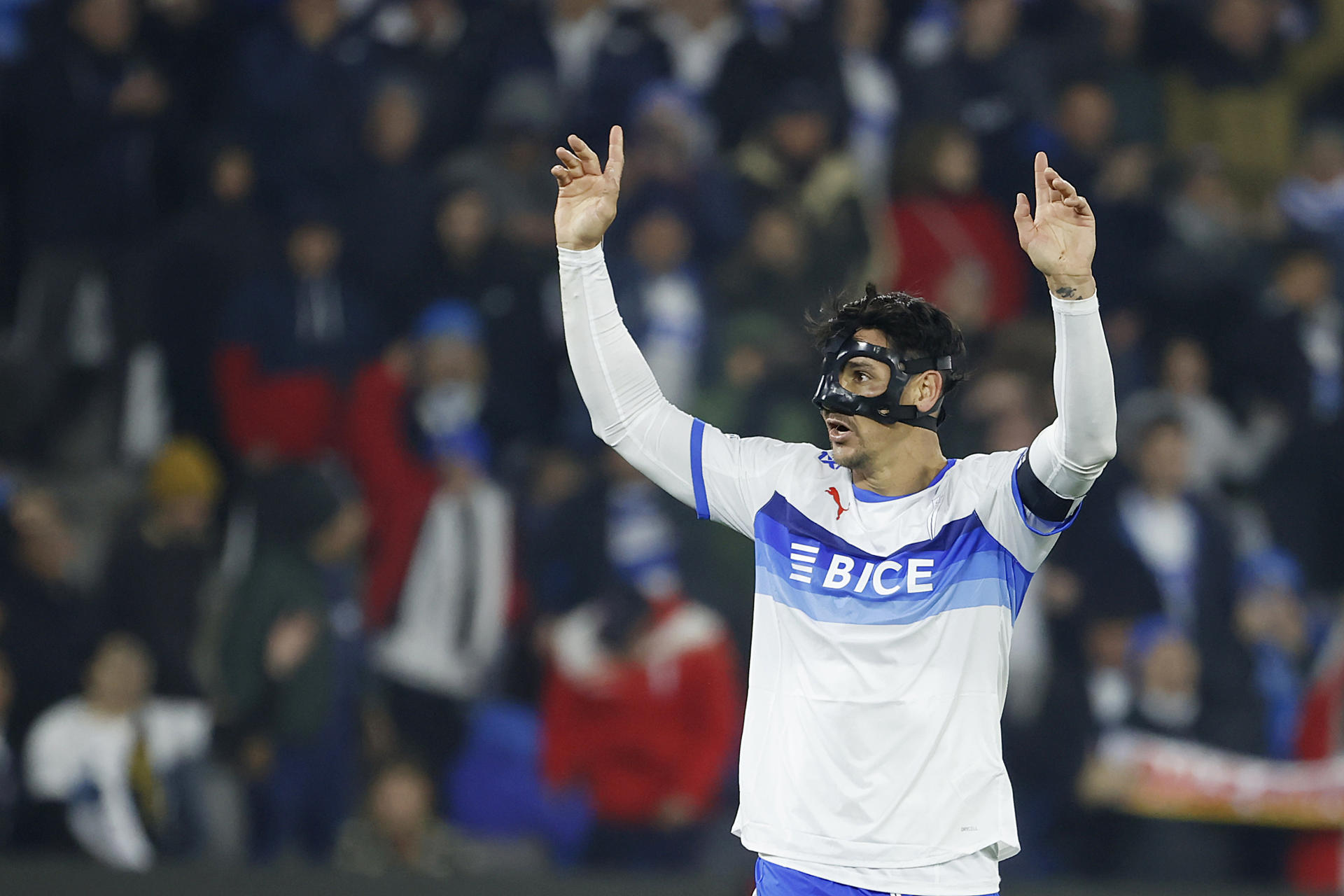 El argentino Fernando Zampedri celebra el doblete aportado este jueves a la Universidad Católica para vencer por 2-0 a Barcelona en partido de la quinta jornada de la fase de grupos de la Copa Libertadores jugado en el estadio Claro Arena de Santiago. EFE/ Elvis González