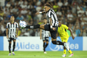 Neymar, de Santos, controla el balón este martes en un partido de la Copa Sudamericana ante Deportivo Recoleta en el estadio Río Parapití, en Pedro Juan Caballero (Paraguay). EFE/ Juan Pablo Pino